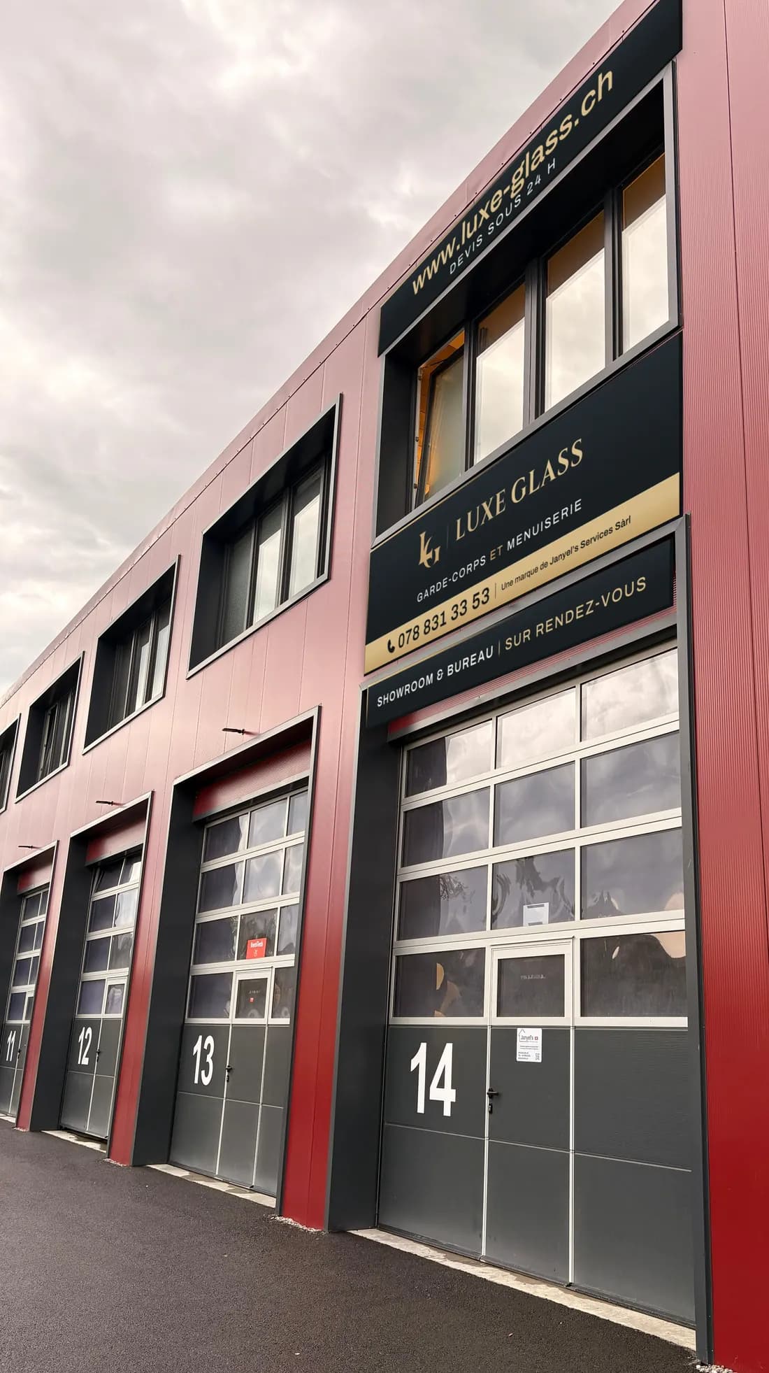 La rangée de boxes de la route de Lausanne 33, le box 14 de LuxeGlass au premier plan