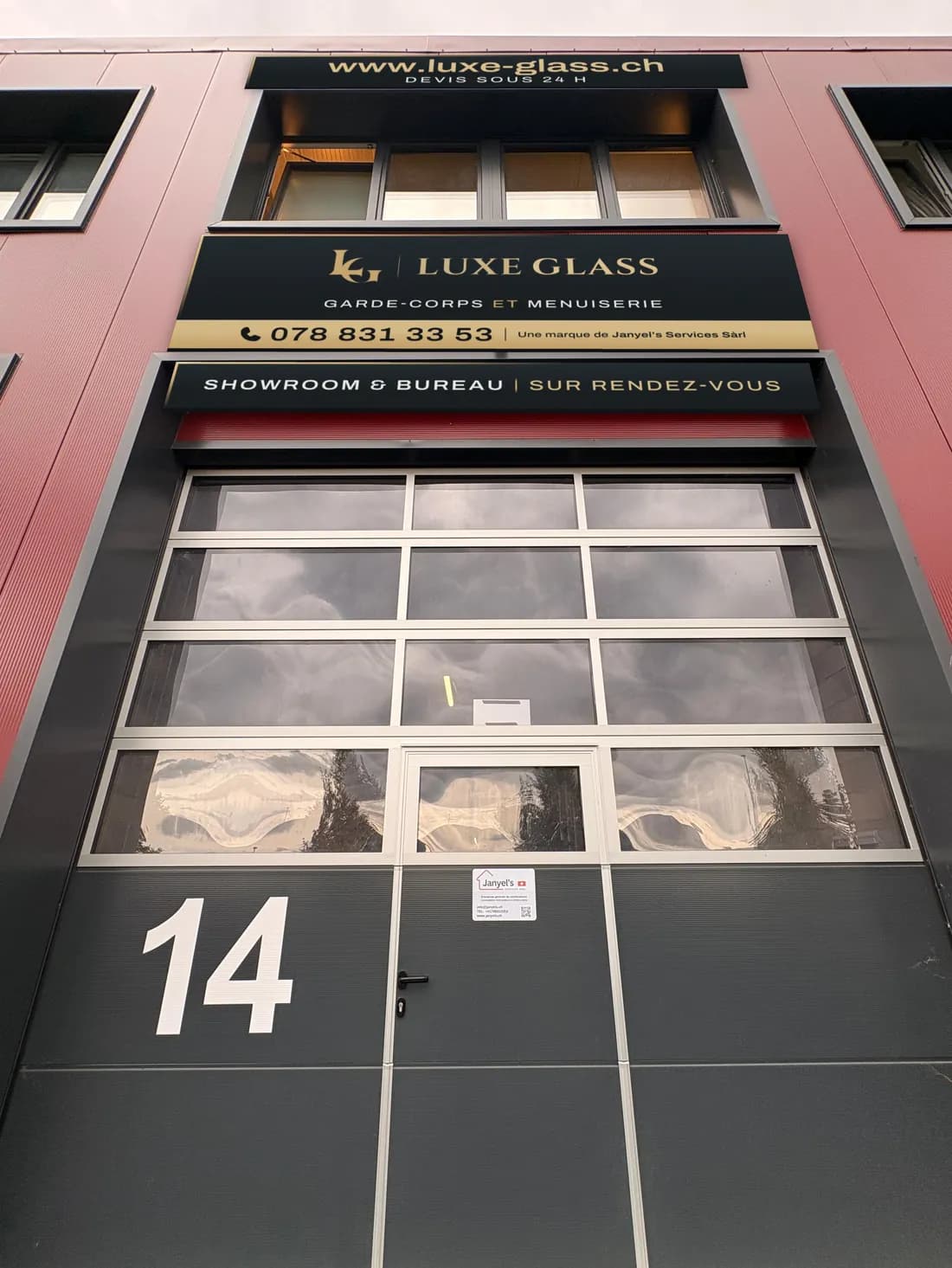 Le box 14 de LuxeGlass vu d'en bas, route de Lausanne 33 à Yverdon-les-Bains