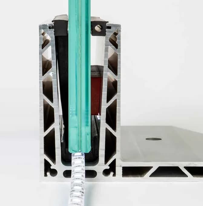 Coupe technique du modèle ML-40 — Profil de garde-corps à LED intégrée