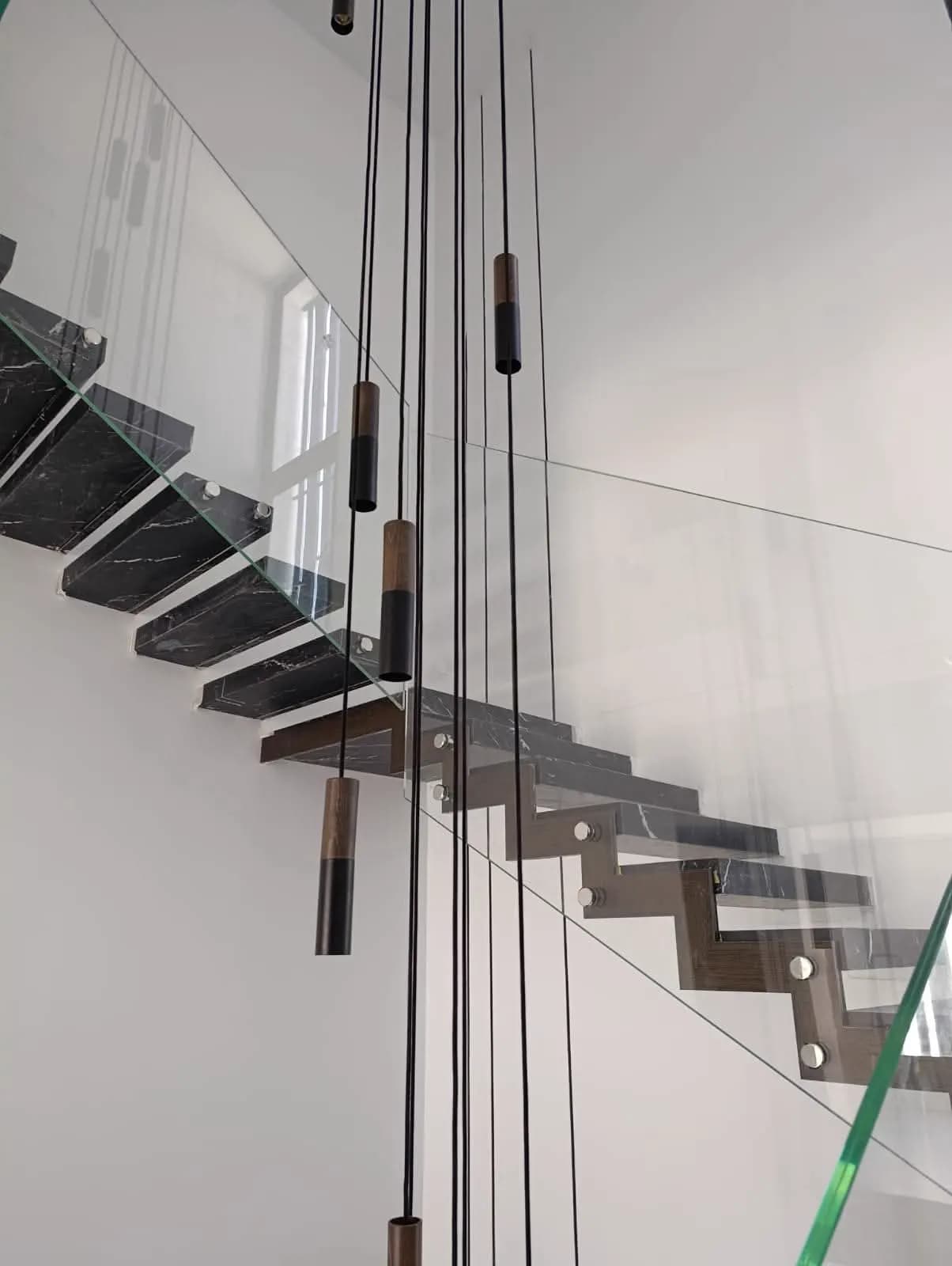 Escalier, fixations ponctuelles