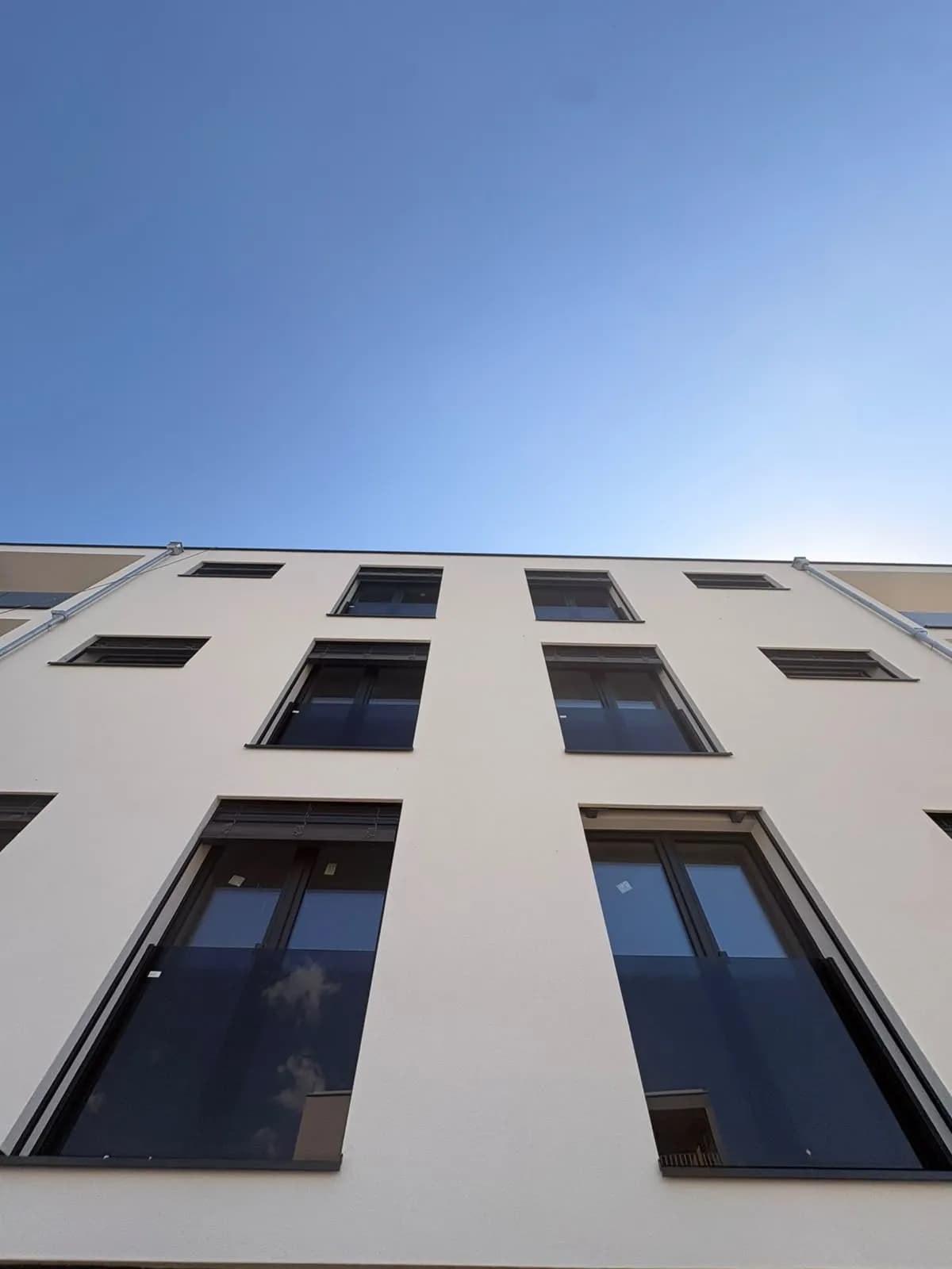 Façade en contre-plongée, garde-corps d'étage
