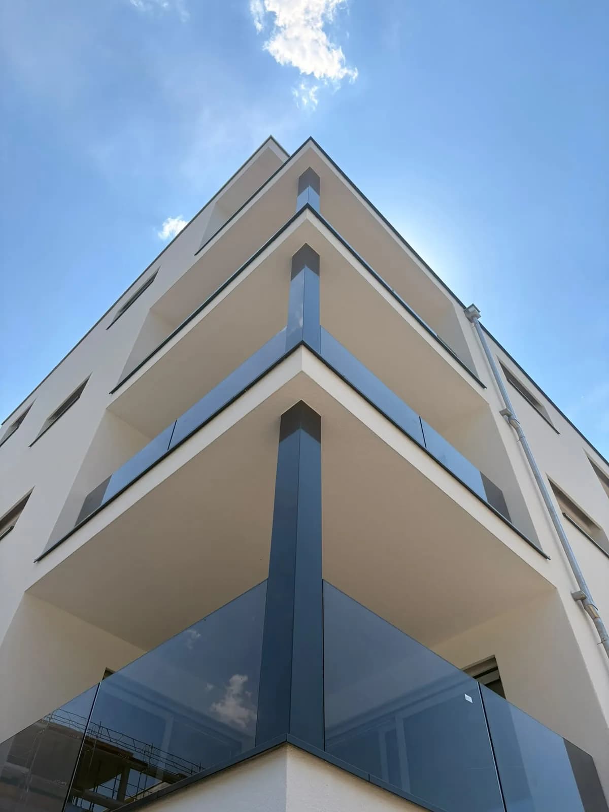 Immeuble, garde-corps sur trois niveaux