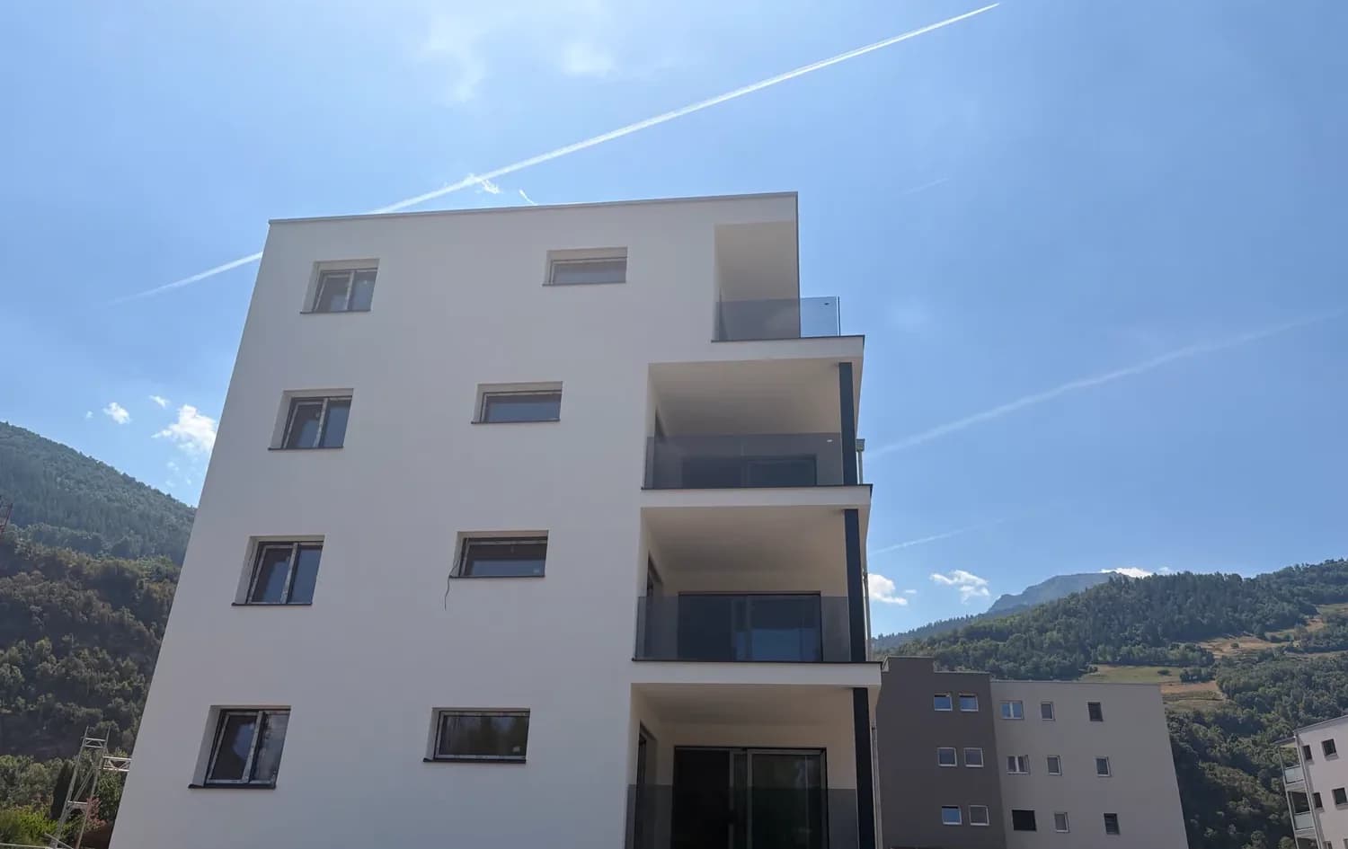 Immeuble neuf en Valais, balcons superposés