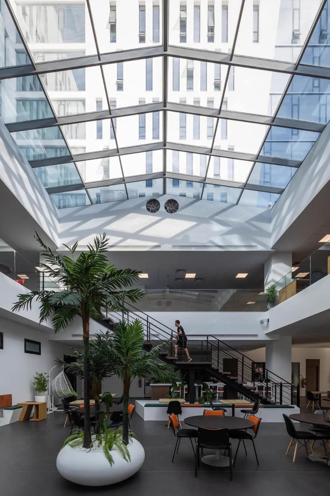 Atrium, verrière et garde-corps d'étage